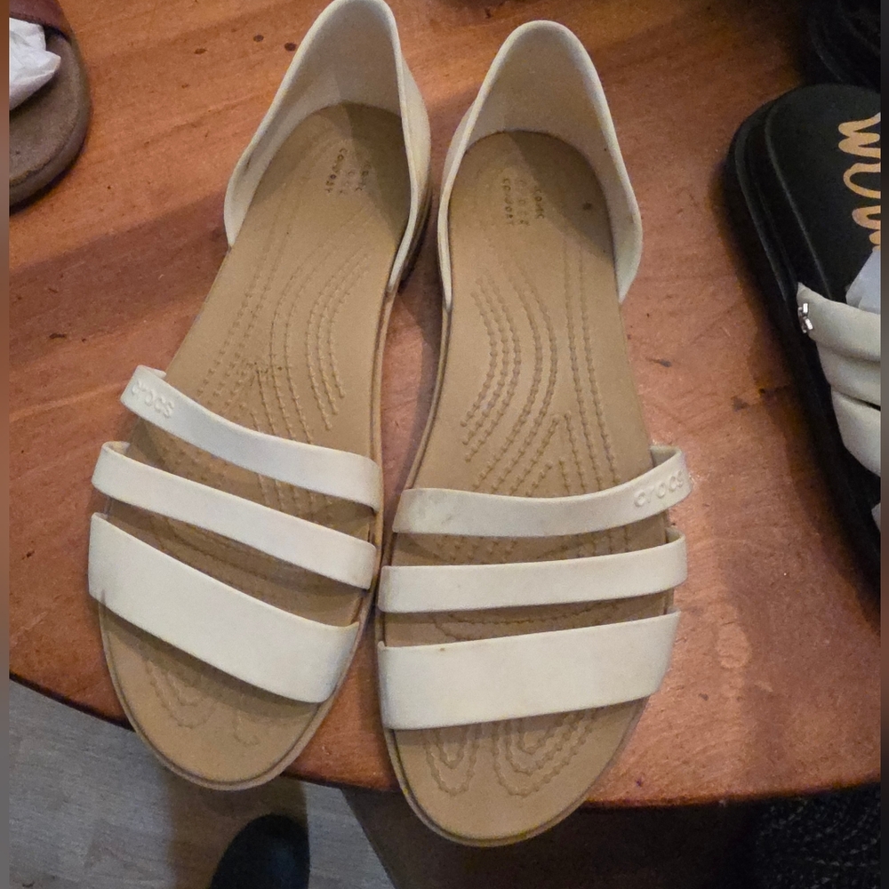 Crocs Women’s Cream Strappy Flat Sandals (9)